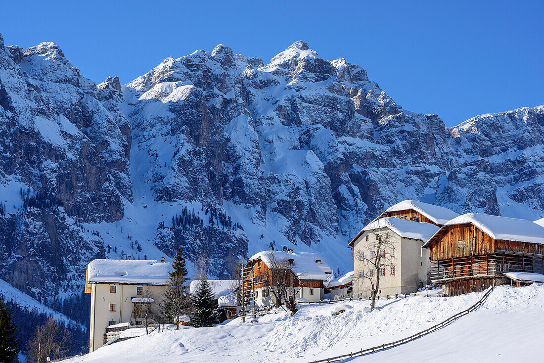 Häuser von Campill mit Geislergruppe im Hintergrund, Campill, Naturpark Puez-Geisler, UNESCO Weltnaturerbe Dolomiten, Dolomiten, Südtirol, Italien