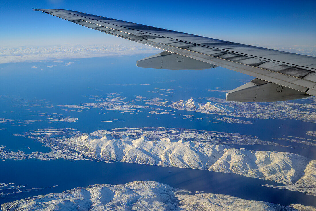 Verschneite Küstenlandschaft in Norwegen, Luftaufnahme, Norwegen