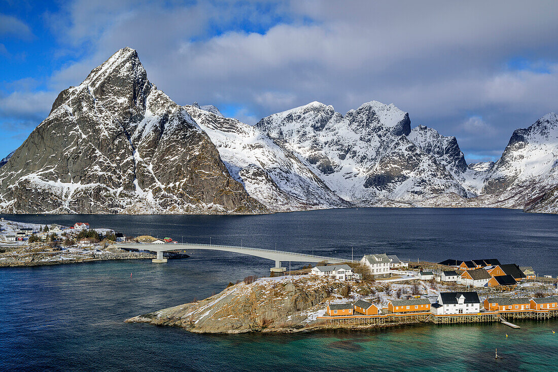 Snow-covered mountains with fisherman´s cabins and harbour of Hamnoy, Hamnoy, Lofoten, Nordland, Norway