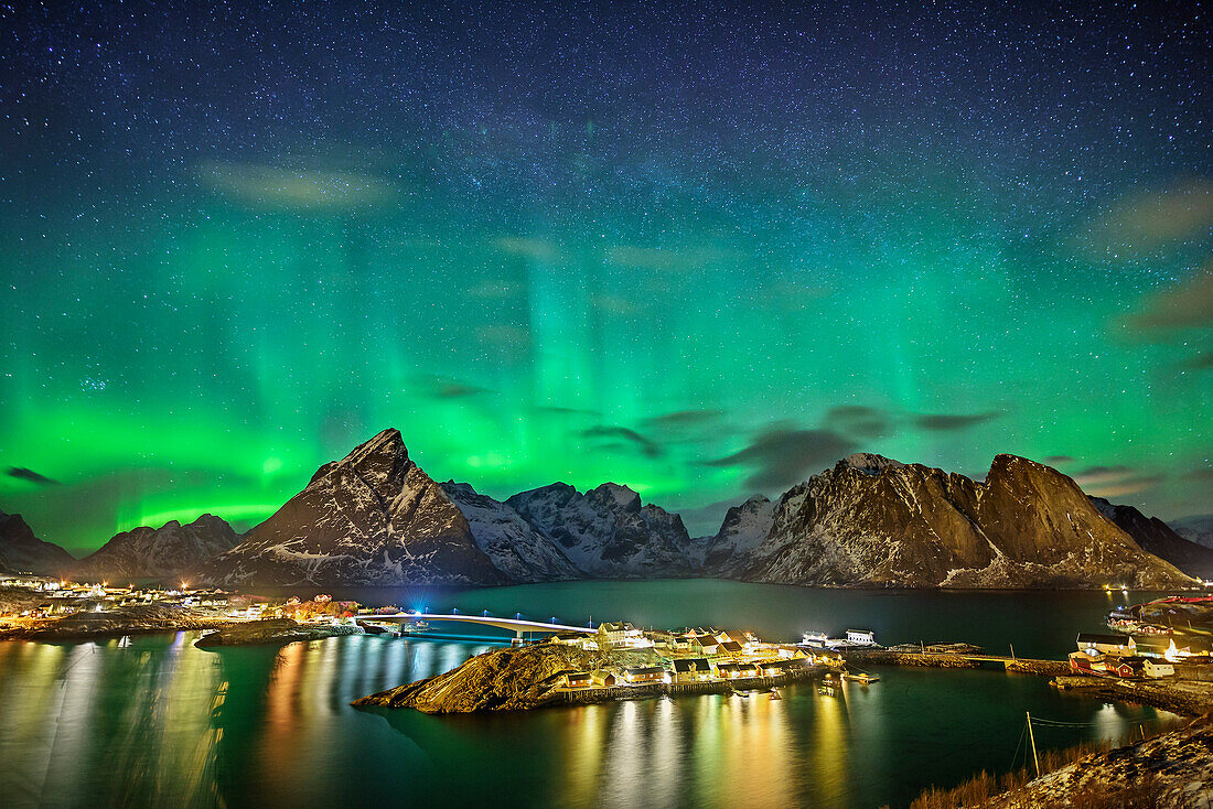 Inseln bei Hamnoy und beleuchtete Häusern mit Nordlicht und Sternhimmel, Polarlicht, Aurora borealis, Lofoten, Nordland, Norwegen