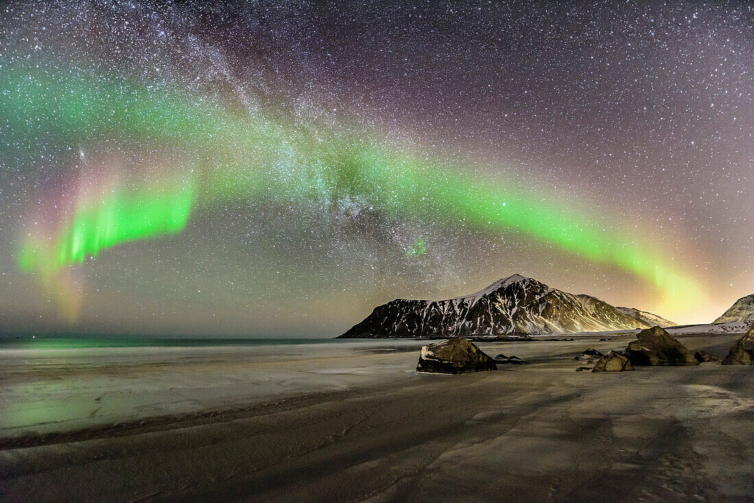 Strand mit Nordlicht und Sternhimmel, Polarlicht, Aurora borealis, Lofoten, Nordland, Norwegen