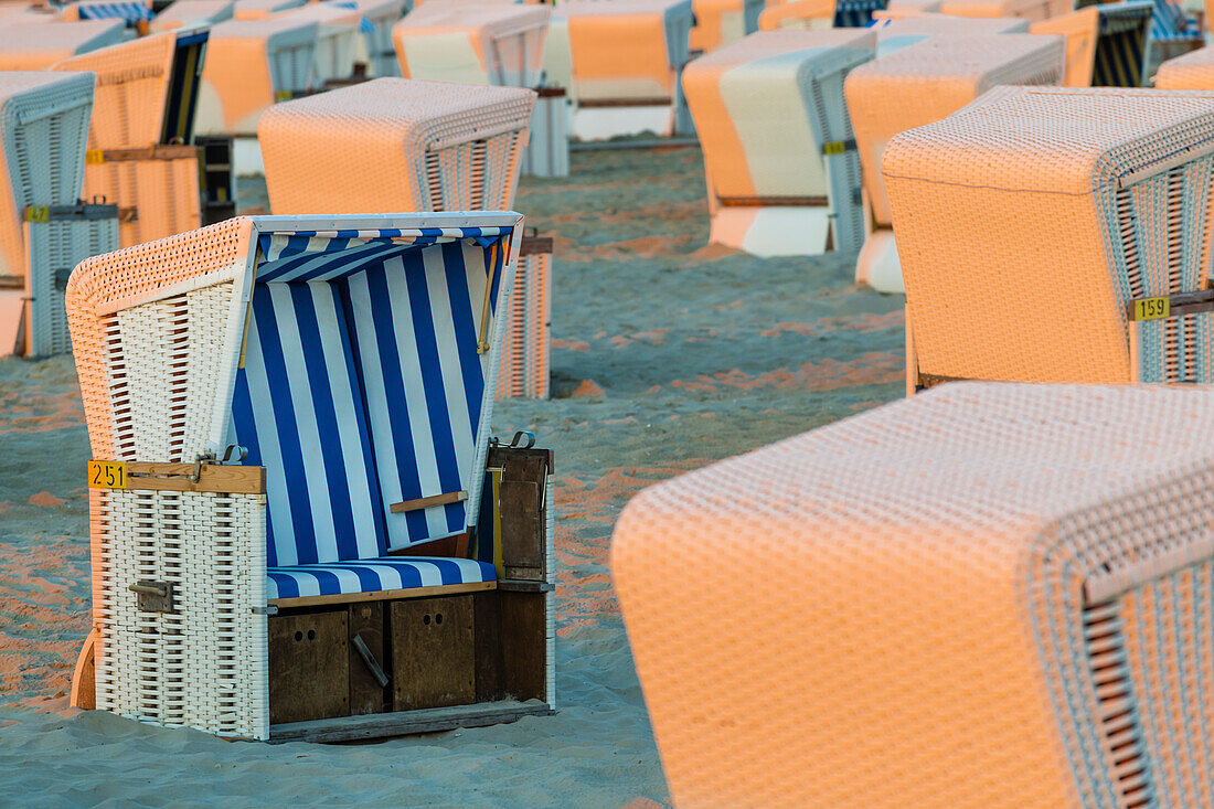 Strandkörbe im Licht des Sonnenuntergangs, Wangerooge, Ostfriesland, Niedersachsen, Deutschland