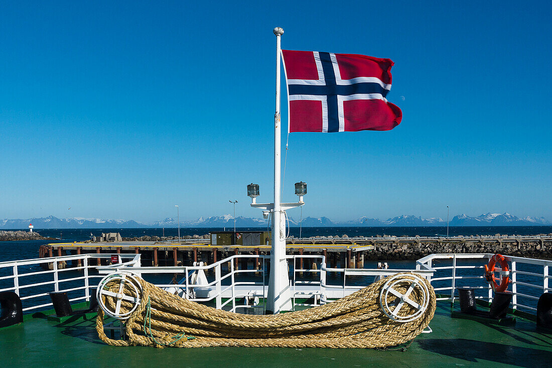 Norwegische Flagge an Deck der Fähre von Andenes Richtung Gryllefjord, Senja, Norwegen
