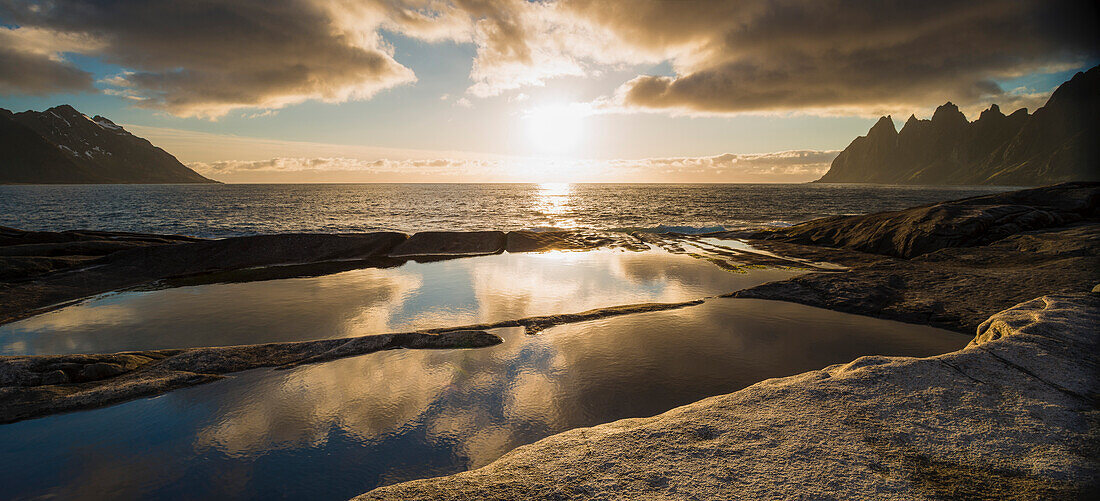 Gezeitenpool in der Mitternachtssonne an der Tungeneset Küste mit Gebiss des Teufels, Insel Senja, Norwegen