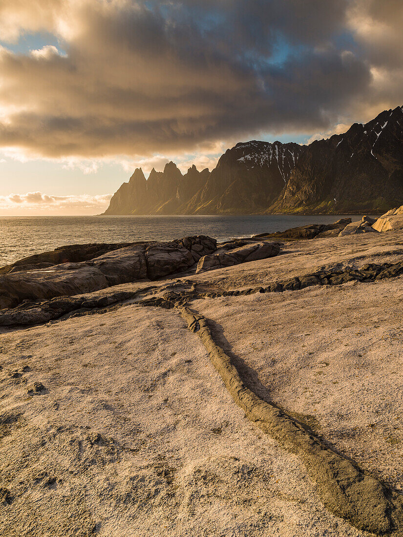 Tungeneset Küste mit Gebiss des Teufels, Insel Senja, Norwegen