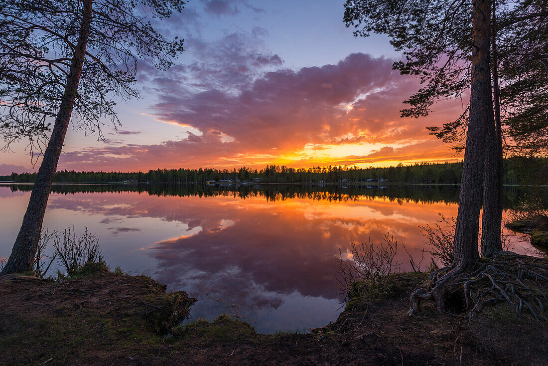 Mitternachtssonne am Norvajärvi See, nördlich von Rovaniemi, Finnland