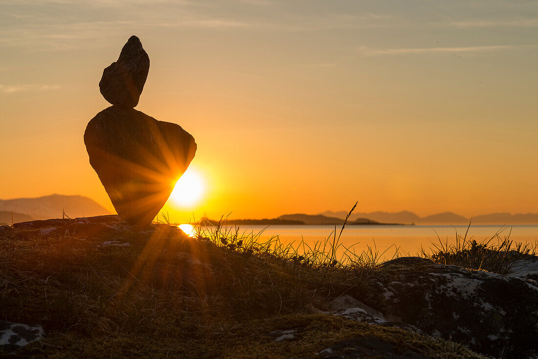 Steinherzen im Sonnenuntergang am Lavangsfjord, nördlich Steinsland, Norwegen