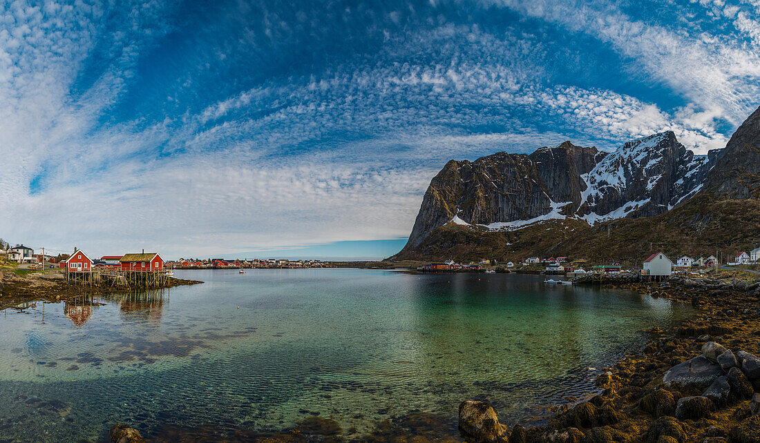 Panorama der Stadt Reine, Lofoten, Norwegen