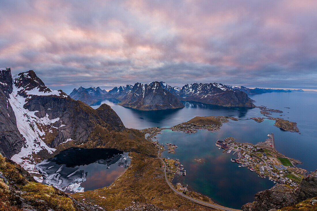 Reine und der Reine Fjord in der Mitternachtssonne, Lofoten, Norwegen