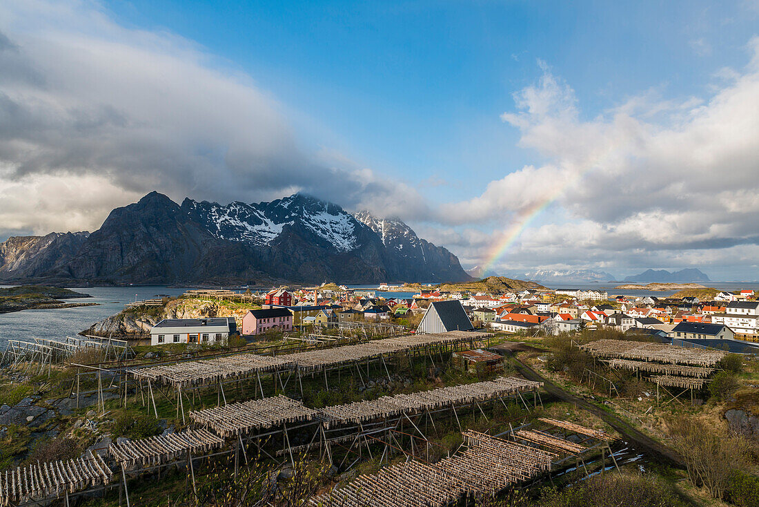 Regenbogen über Henningsvaer, Lofoten, Norwegen