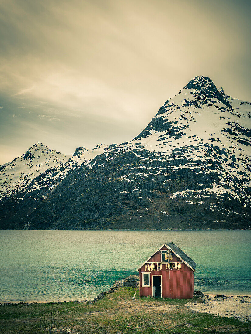 Trockenfisch Rorbuer , Raftsund, nördlich von Digermulen, Lofoten, Norwegen