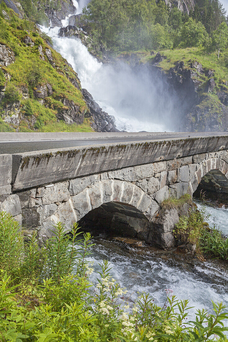 Wasserfall Låtefossen bei Odda, Hordaland, Fjordnorwegen, Südnorwegen, Norwegen, Skandinavien, Nordeuropa, Europa