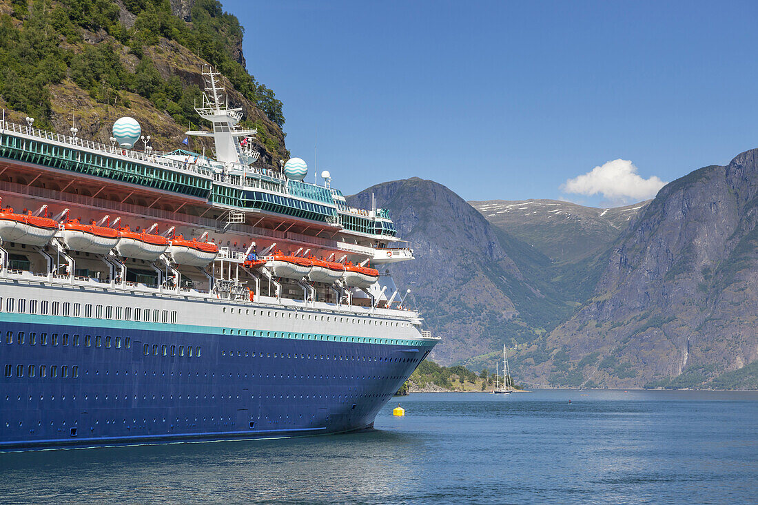 Kreuzfahrtschiff auf dem  Aurlandsfjord in Flåm, einem Seitenarm des Sognefjord, Aurlandsvangen, Sogn og Fjordane, Fjordnorwegen, Südnorwegen, Norwegen, Skandinavien, Nordeuropa, Europa