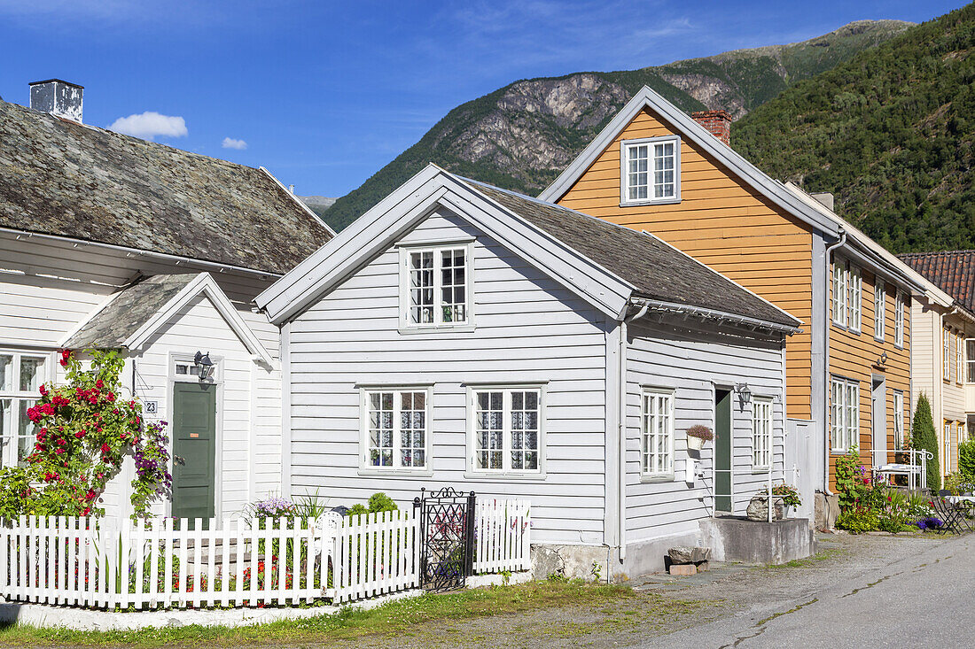 Altstadt von Lærdalsøyri am Lærdalsfjorden, einem Seitenarm des Sognefjord, Sogn og Fjordane, Fjordnorwegen, Südnorwegen, Norwegen, Skandinavien, Nordeuropa, Europa