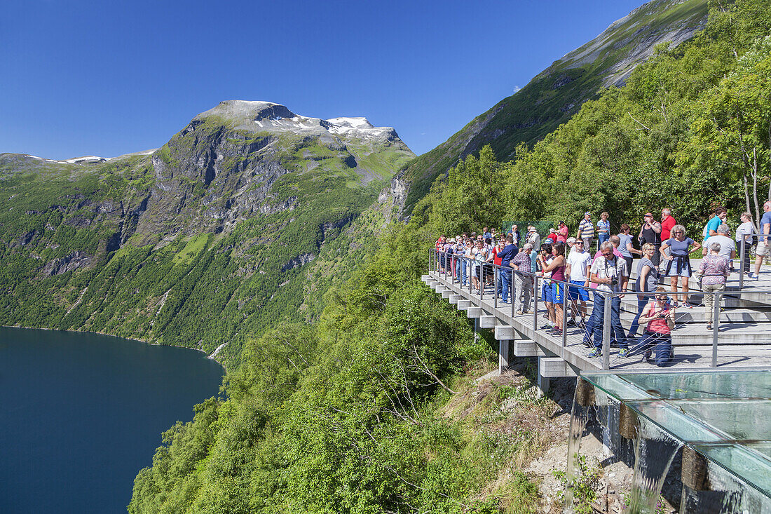 Blick vom Aussichtspunkt Ørnesvingen auf den Geirangerfjord, Geiranger, Møre og Romsdal, Fjordnorwegen, Südnorwegen, Norwegen, Skandinavien, Nordeuropa, Europa