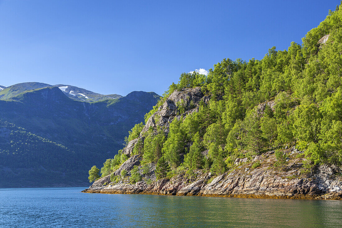 Landschaft im Geirangerfjord am Übergang zum Sunnylvsfjorden, Geiranger, Møre og Romsdal, Fjordnorwegen, Südnorwegen, Norwegen, Skandinavien, Nordeuropa, Europa