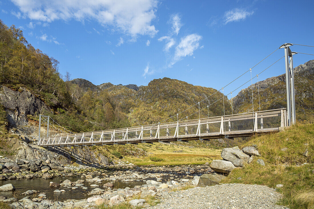 Brücke im Folgefonna Nationalpark im Herbst, Hordaland, Fjordnorwegen, Südnorwegen, Norwegen, Skandinavien, Nordeuropa, Europa