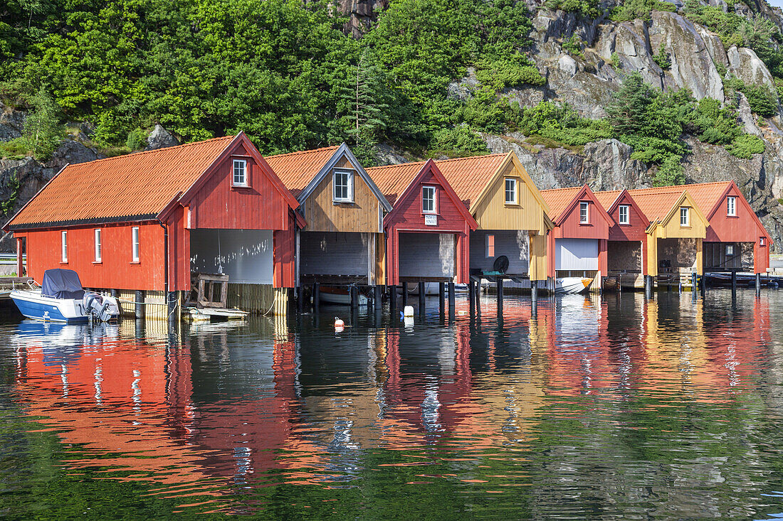 Fischerhütten im Hafen in Furuholmen, Skagerak, Nordsee, Vest-Agder, Sørlandet, Südnorwegen, Norwegen, Skandinavien, Nordeuropa, Europa