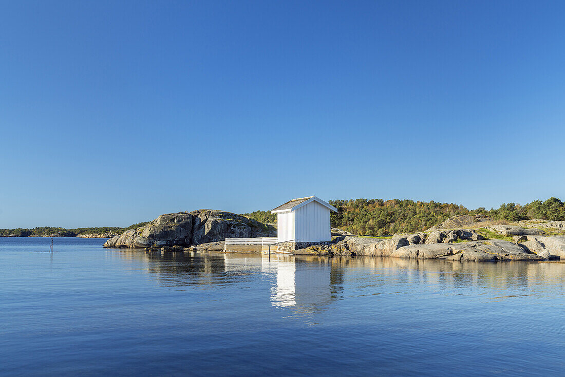 Hütte auf der Insel Hisøy vor Arendal, Aust-Agder, Sørlandet, Südnorwegen, Norwegen, Skandinavien, Nordeuropa, Europa