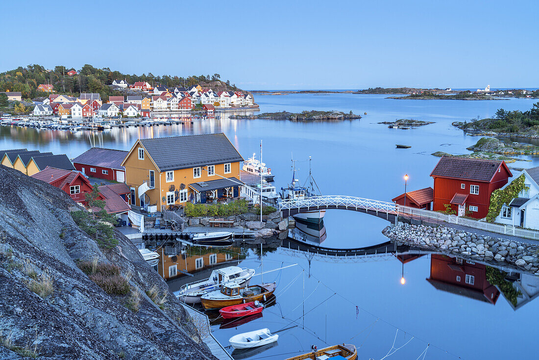 Blick auf Gjeving und die Schärenwelt vor der Insel Lyngør, Aust-Agder, Sørlandet, Südnorwegen, Norwegen, Skandinavien, Nordeuropa, Europa