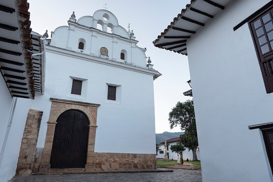 weiß gekleidete Nonnen unterhalten sich vor katholischer Kirche Iglesia del Carmen, Villa de Leyva, Departamento Boyacá, Kolumbien, Südamerika