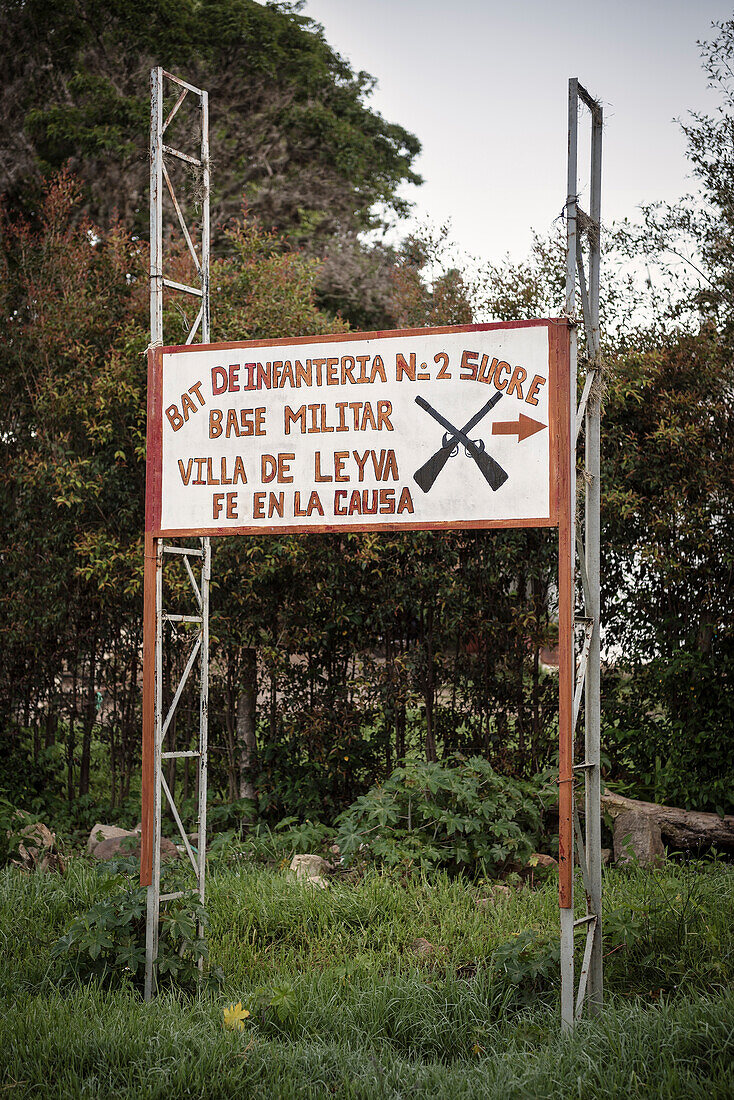 Hinweis Schild über den Standort einer Militär Basis, Villa de Leyva, Departamento Boyacá, Kolumbien, Südamerika
