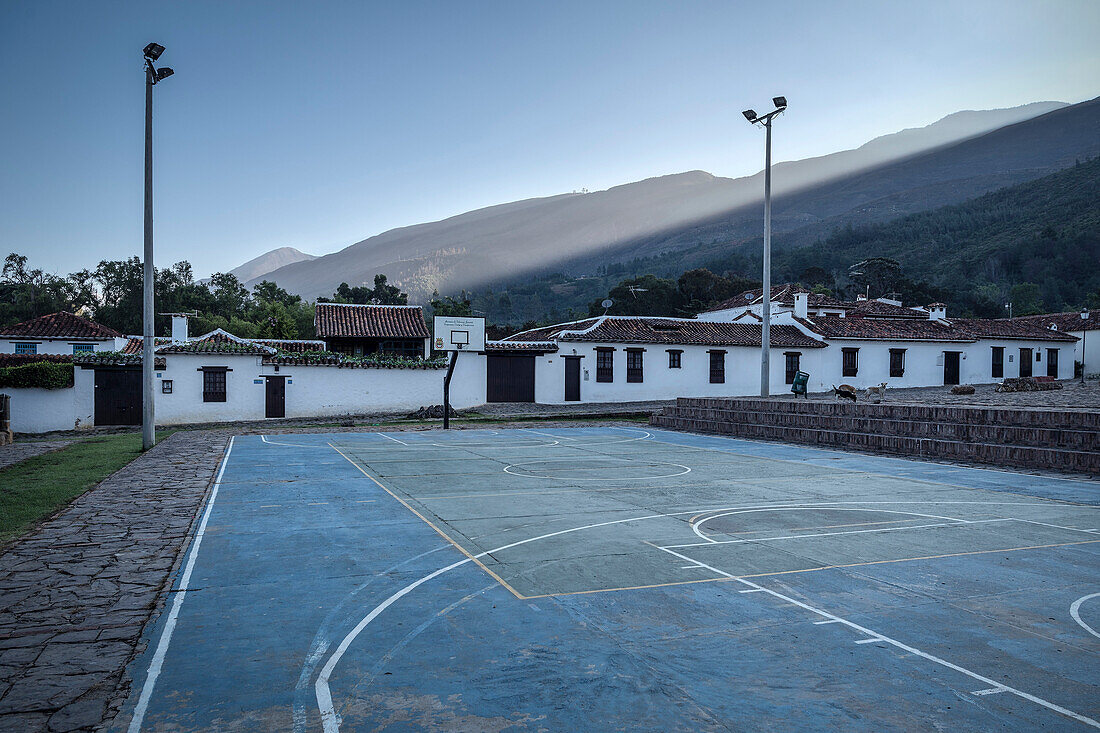 Sportplatz mit Blick zu den Anden am Ricaurte Park, Villa de Leyva, Departamento Boyacá, Kolumbien, Südamerika