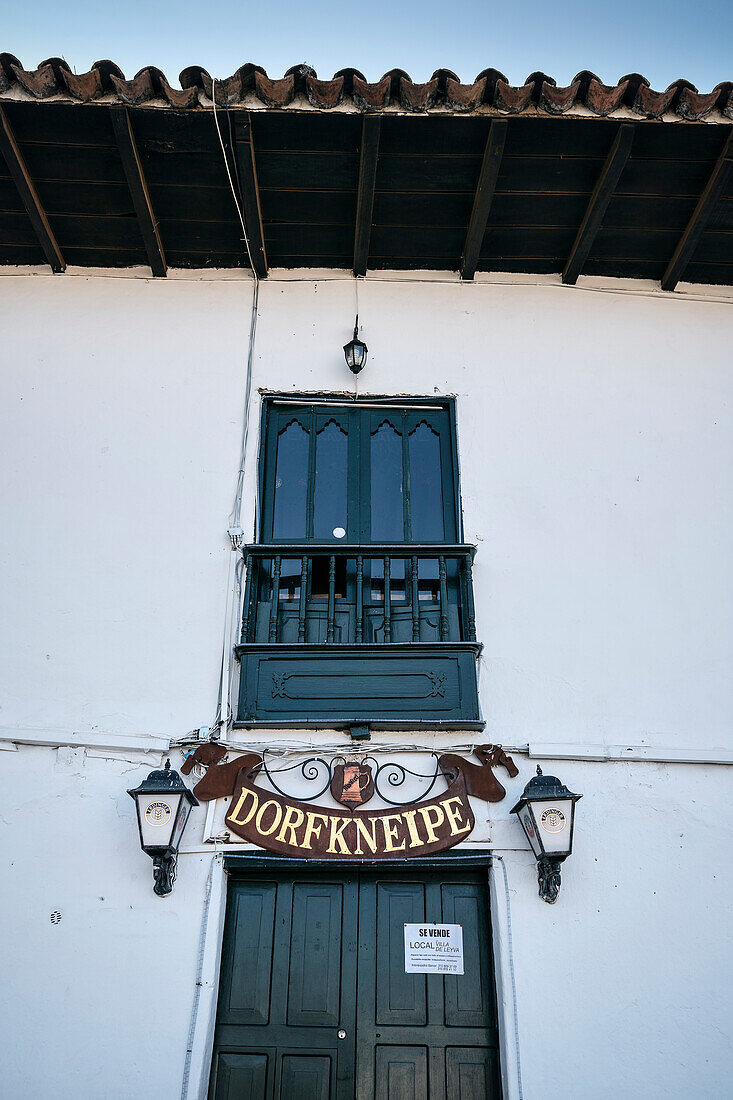 Dorfkneipe am zentralen Platz (Plaza) in Villa de Leyva, Departamento Boyacá, Kolumbien, Südamerika