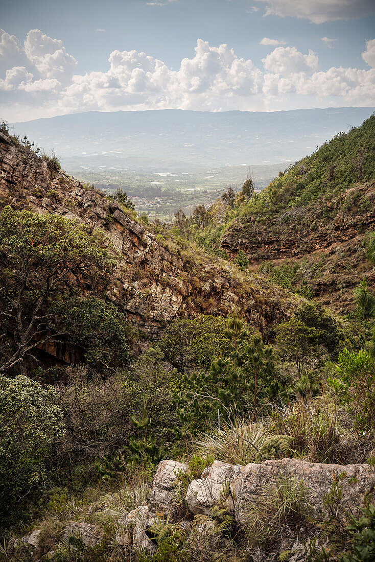 Ausblick von umliegenden Anden Gebirge auf koloniale Stadt Villa de Leyva, Departamento Boyacá, Kolumbien, Südamerika