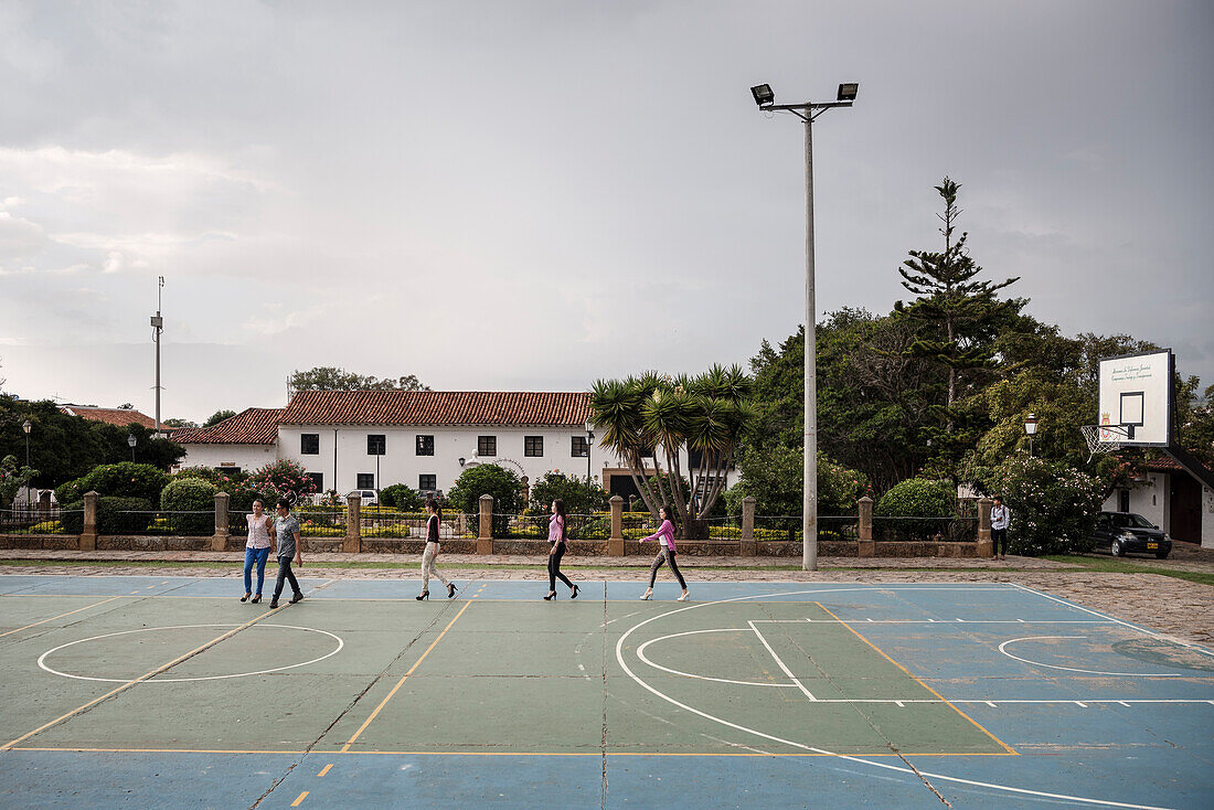 ein Sportplatz wird zum Laufsteg durch jugendliche Einheimische umfunktioniert, Villa de Leyva, Departamento Boyacá, Kolumbien, Südamerika