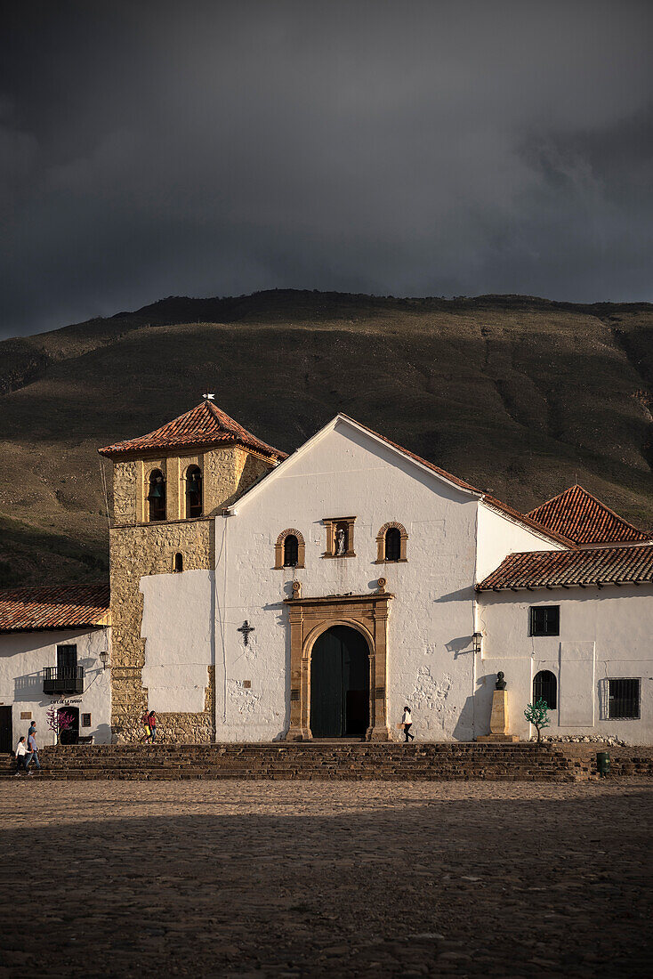 zentral square (Plaza) of Villa de Leyva with its Church of Our Lady of the Rosary, Departamento Boyacá, Colombia, South America