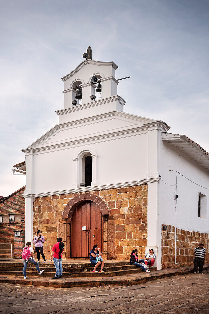 Colombian travellers in front of small chapel in Barichara, Departmento Santander, Colombia, Southamerica