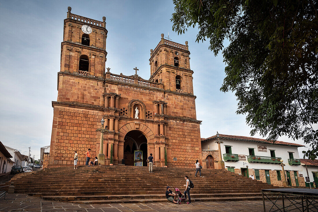 Kirche „Catedral de La Inmaculada Concepcion“ am Stadtpark von Barichara, Departmento Santander, Kolumbien, Südamerika