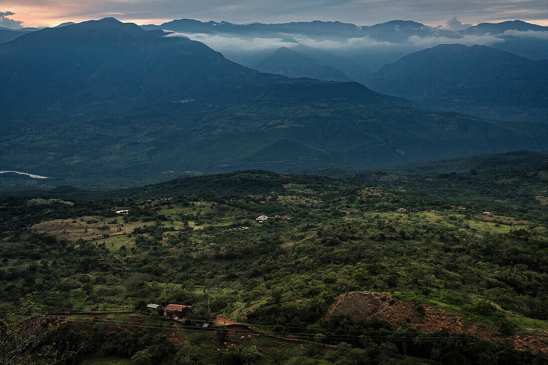 Ausblick von Barichara auf das umliegende Gebirge, Departmento Santander, Kolumbien, Südamerika