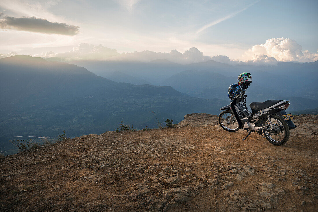 Motorrad steht nahe Felskante, Ausblick von Barichara auf das umliegende Gebirge, Departmento Santander, Kolumbien, Südamerika