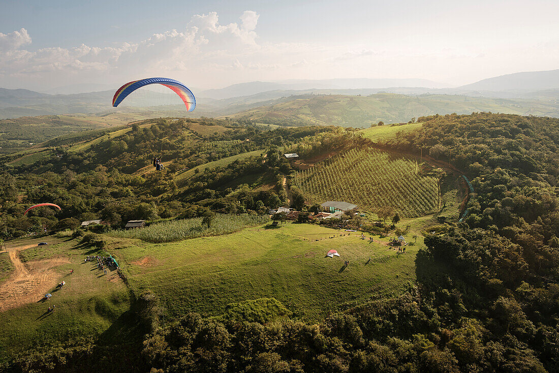 Paragliding im Outdoor Zentrum von San Gil, Departmento Santander, Kolumbien, Südamerika