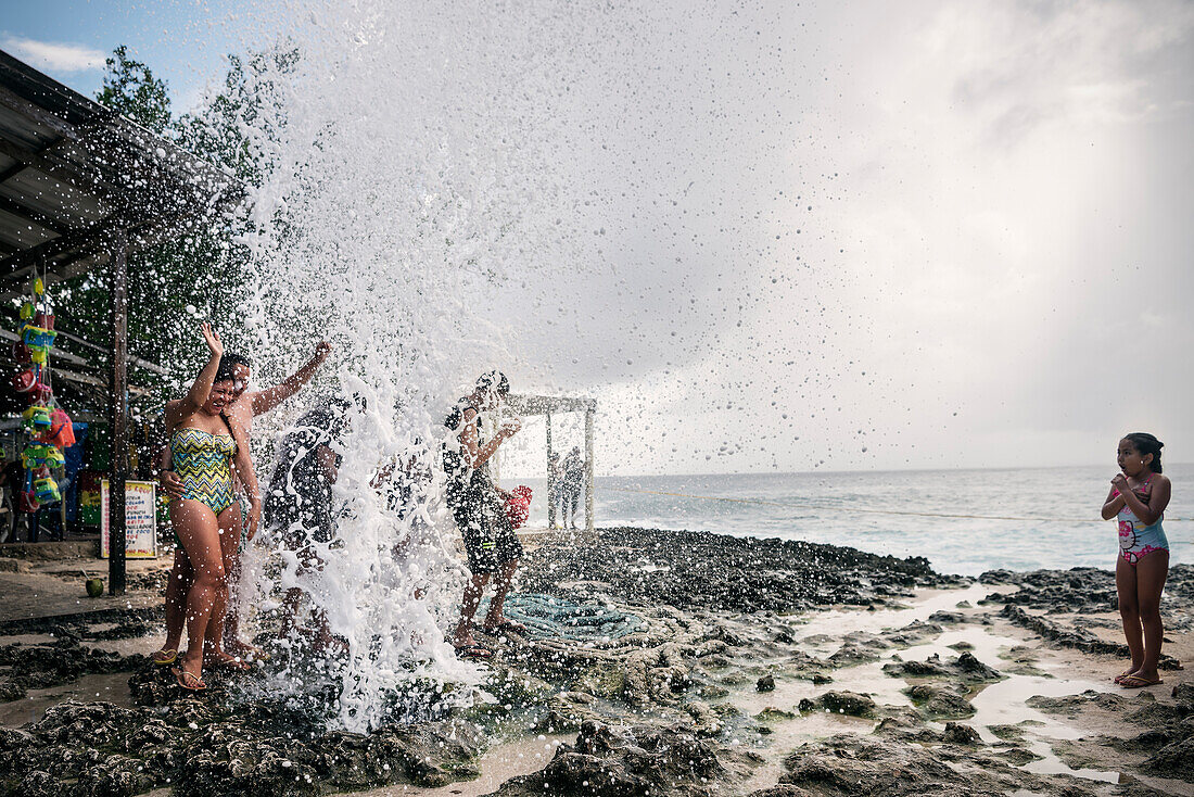 Colombians having fun at „Blowhole“ at coast of San Andres Island,  Departamento San Andrés and Providencia, Colombia, Caribbean Sea, Southamerica