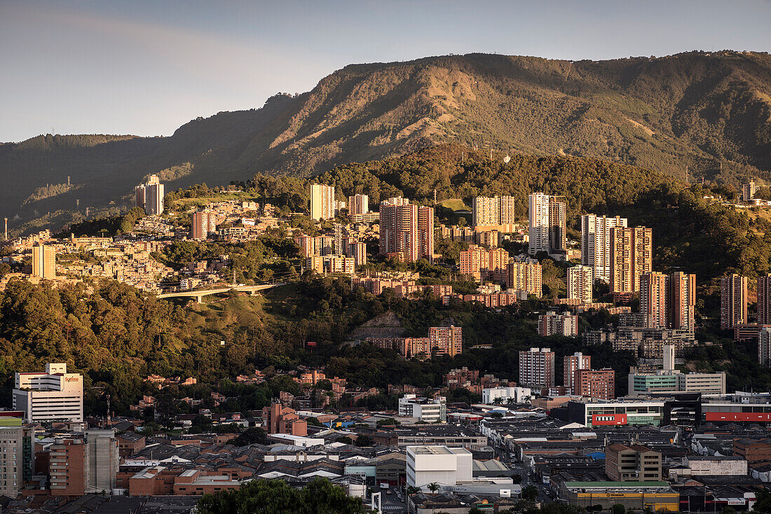 Blick vom Cerro de Nutibara auf das Stadtzentrum von Medellin mit Hochhäusern und den umliegenden Anden Gipfeln, Departmento Antioquia, Kolumbien, Südamerika