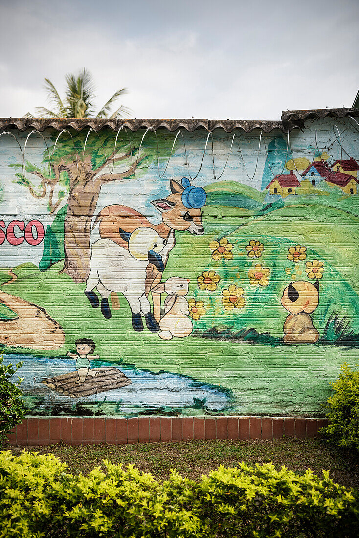 Kindergarten mit Bambi und Stacheldrahtzaun, Medellin, Departmento Antioquia, Kolumbien, Südamerika