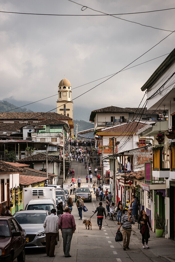 Blick zur Kirche während Stadtfest in Salento, UNESCO Welterbe Kaffee Dreieck (Zona Cafatera), Departmento Quindio, Kolumbien, Südamerika