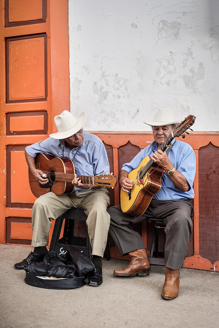 zwei ältere kolumbianische Straßenmusiker mit Hut in den Gassen von Salento, UNESCO Welterbe Kaffee Dreieck (Zona Cafatera), Departmento Quindio, Kolumbien, Südamerika