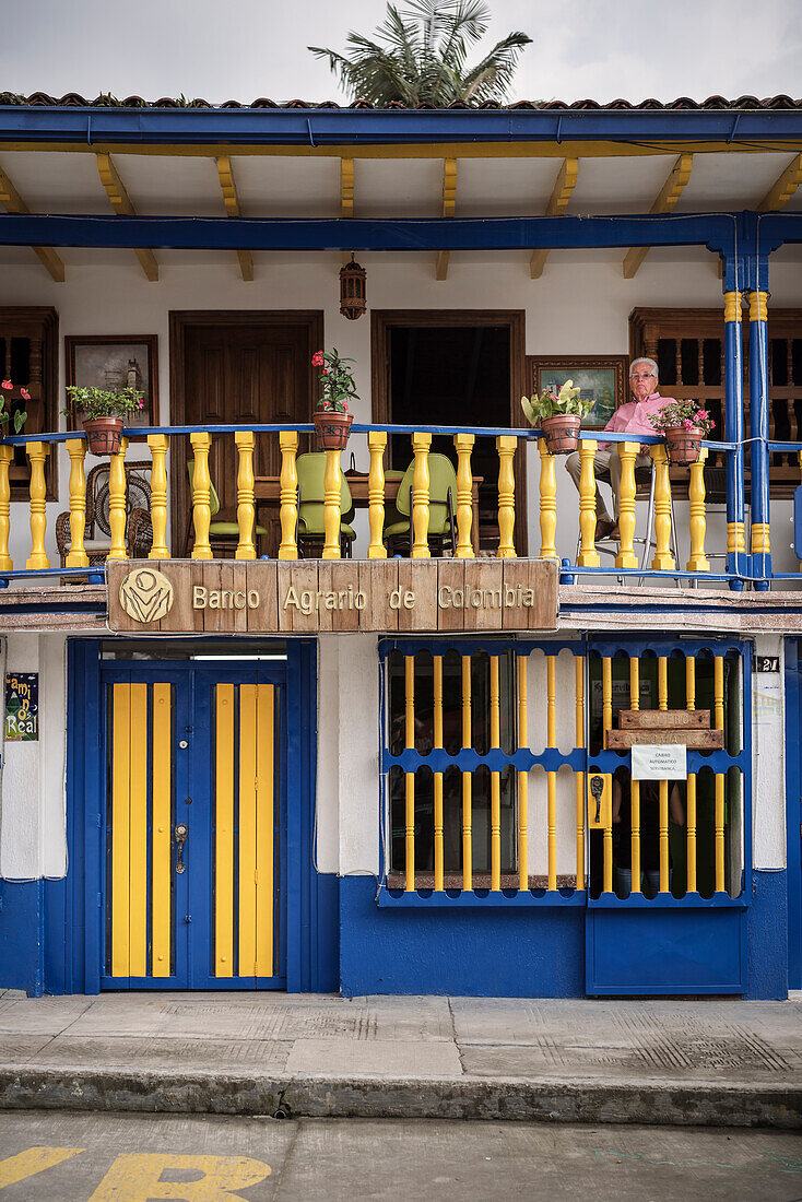 Man sitzt auf typischem kolonialen Balkon in Salento, UNESCO Welterbe Kaffee Dreieck (Zona Cafatera), Departmento Quindio, Kolumbien, Südamerika
