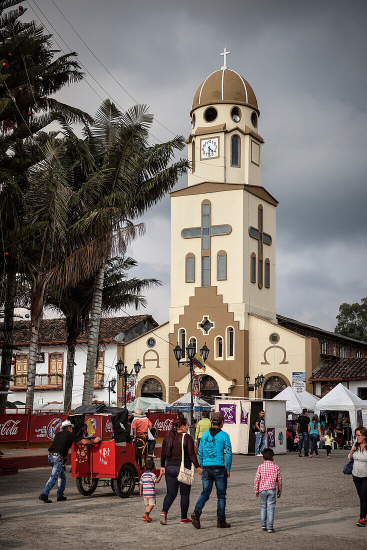 Blick zur Kirche während Stadtfest in Salento, UNESCO Welterbe Kaffee Dreieck (Zona Cafatera), Departmento Quindio, Kolumbien, Südamerika