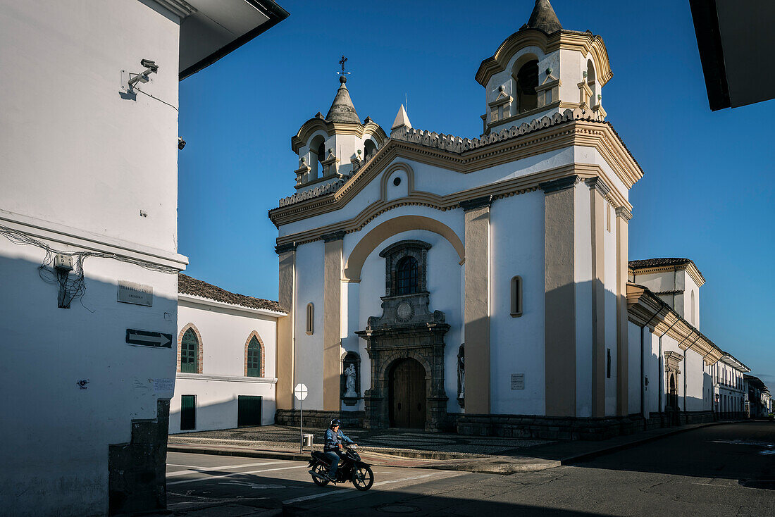 Motorradfahrer an Kreuzung vor Kirche Iglesia San Jose, Popayan, Departmento de Cauca, Kolumbien, Südamerika