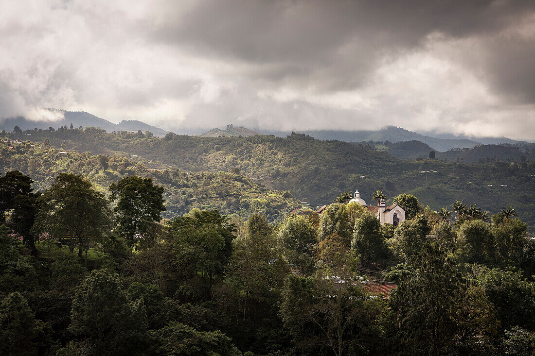 Blick vom Aussichts Berg Cerro El Morro auf das grüne Umland wo eine weiße Kirche herausragt, Popayan, Departmento de Cauca, Kolumbien, Südamerika
