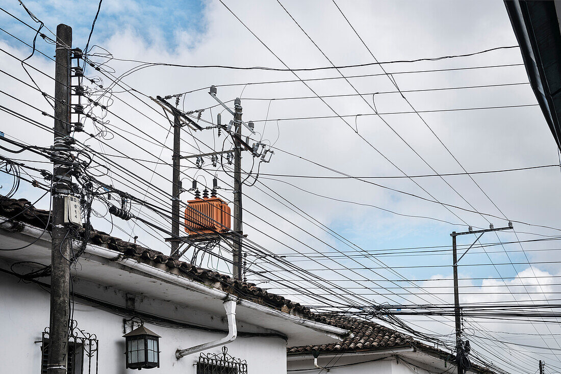 ein Gewirr aus Strommasten und Verkabelung im Detail, Popayan, Departmento de Cauca, Kolumbien, Südamerika