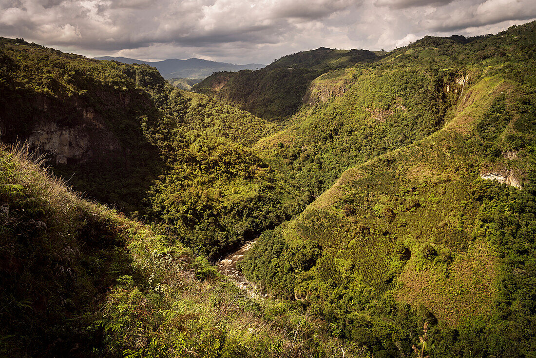 Wasserfälle in der Schlucht des Rio Magdalena, Ausgrabungsstätte La Chaquira, San Agustin, Archäologischer Park, UNESCO Weltkulturerbe, Departmento Huila, Kolumbien, Südamerika