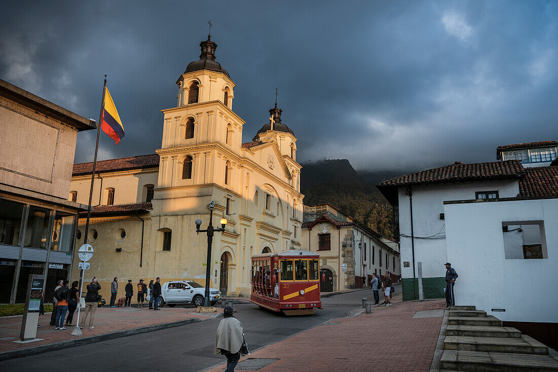 touristische Straßenbahn auf Rädern vor Iglesia de la Candelaria Kirche, Hauptstadt Bogota, Departmento Cundinamarca, Kolumbien, Südamerika