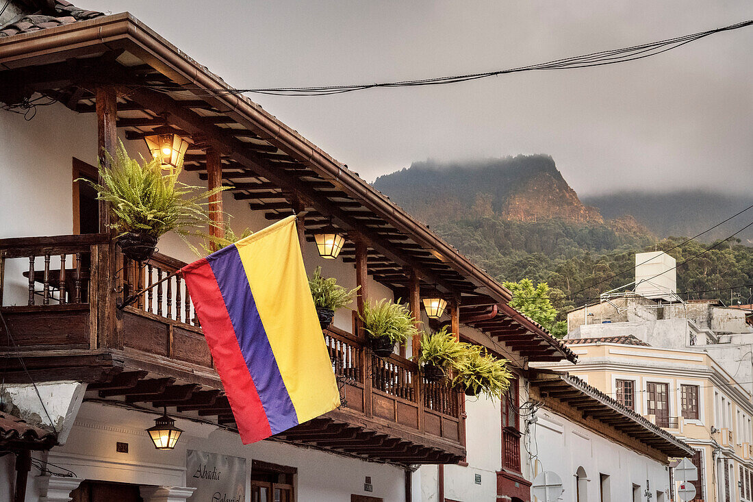 koloniales Haus auf dessen hölzernem Balkon eine kolumbianische Flagge angebracht ist, Hauptstadt Bogota, Departmento Cundinamarca, Kolumbien, Südamerika