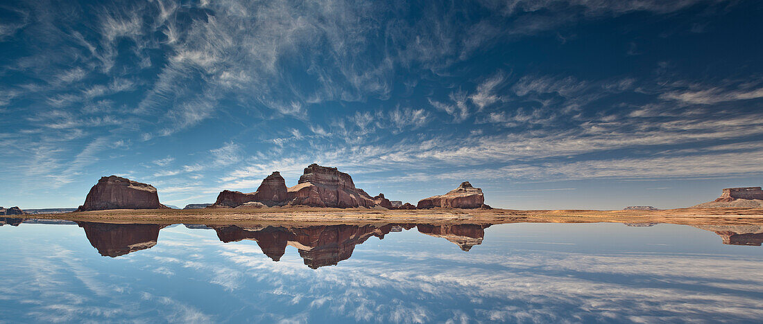 Spiegelung am Lake Powell, Arizona, USA